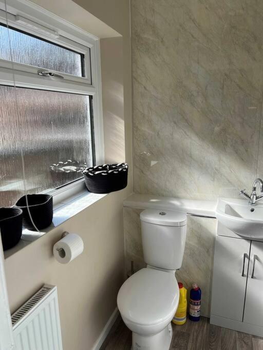 Spacious 2-Bedroom House In Stockton Heath With Free Wifi By Amazing Spaces Relocations Ltd วอร์ริงตัน ภายนอก รูปภาพ