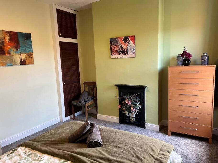 Spacious 2-Bedroom House In Stockton Heath With Free Wifi By Amazing Spaces Relocations Ltd วอร์ริงตัน ภายนอก รูปภาพ