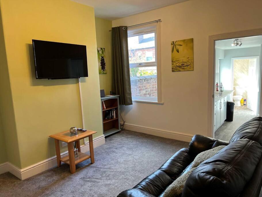 Spacious 2-Bedroom House In Stockton Heath With Free Wifi By Amazing Spaces Relocations Ltd วอร์ริงตัน ภายนอก รูปภาพ