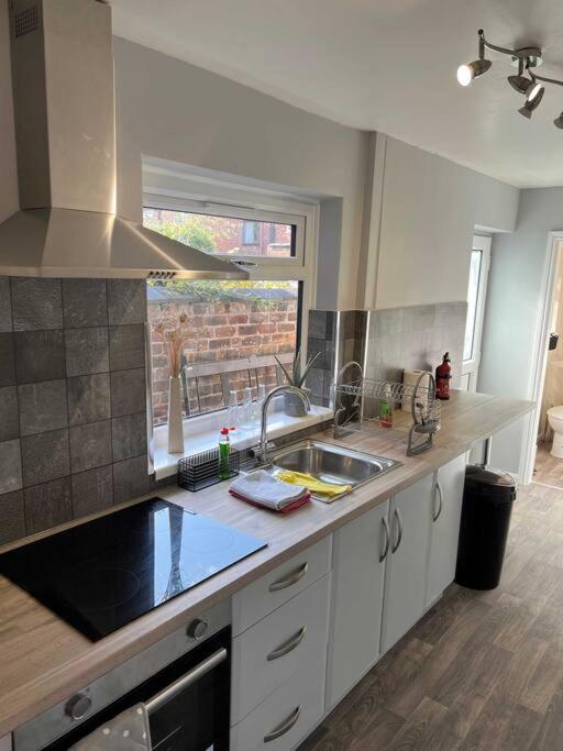 Spacious 2-Bedroom House In Stockton Heath With Free Wifi By Amazing Spaces Relocations Ltd วอร์ริงตัน ภายนอก รูปภาพ