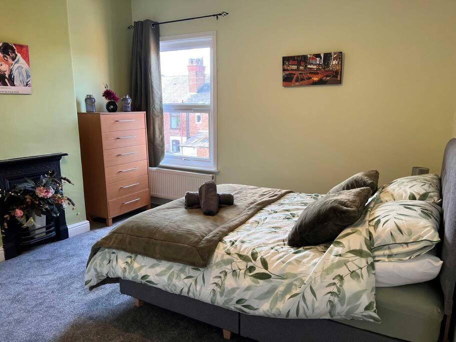 Spacious 2-Bedroom House In Stockton Heath With Free Wifi By Amazing Spaces Relocations Ltd วอร์ริงตัน ภายนอก รูปภาพ