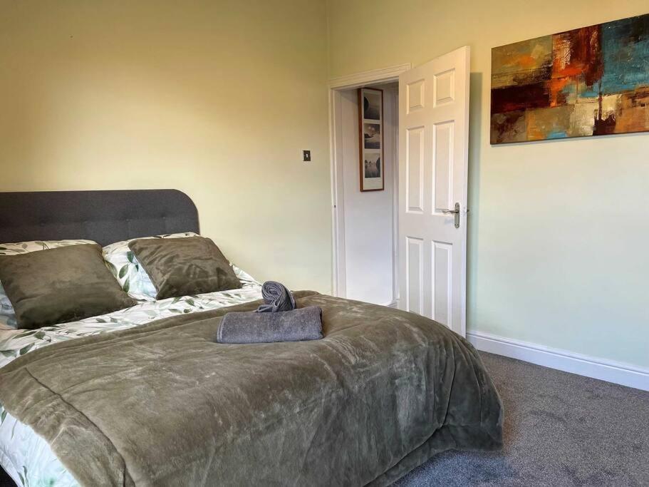 Spacious 2-Bedroom House In Stockton Heath With Free Wifi By Amazing Spaces Relocations Ltd วอร์ริงตัน ภายนอก รูปภาพ