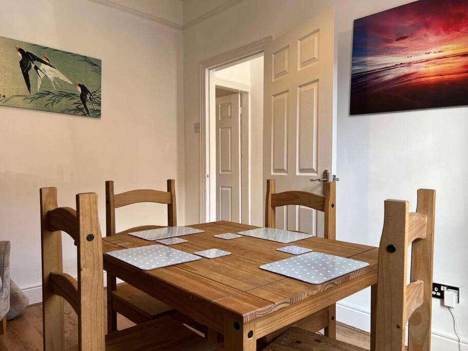 Spacious 2-Bedroom House In Stockton Heath With Free Wifi By Amazing Spaces Relocations Ltd วอร์ริงตัน ภายนอก รูปภาพ
