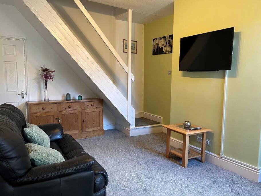 Spacious 2-Bedroom House In Stockton Heath With Free Wifi By Amazing Spaces Relocations Ltd วอร์ริงตัน ภายนอก รูปภาพ