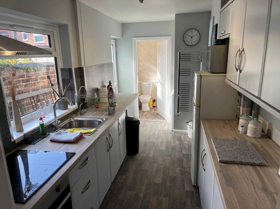 Spacious 2-Bedroom House In Stockton Heath With Free Wifi By Amazing Spaces Relocations Ltd วอร์ริงตัน ภายนอก รูปภาพ